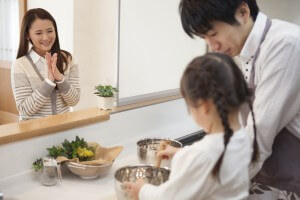 父親と一緒に料理をする女の子